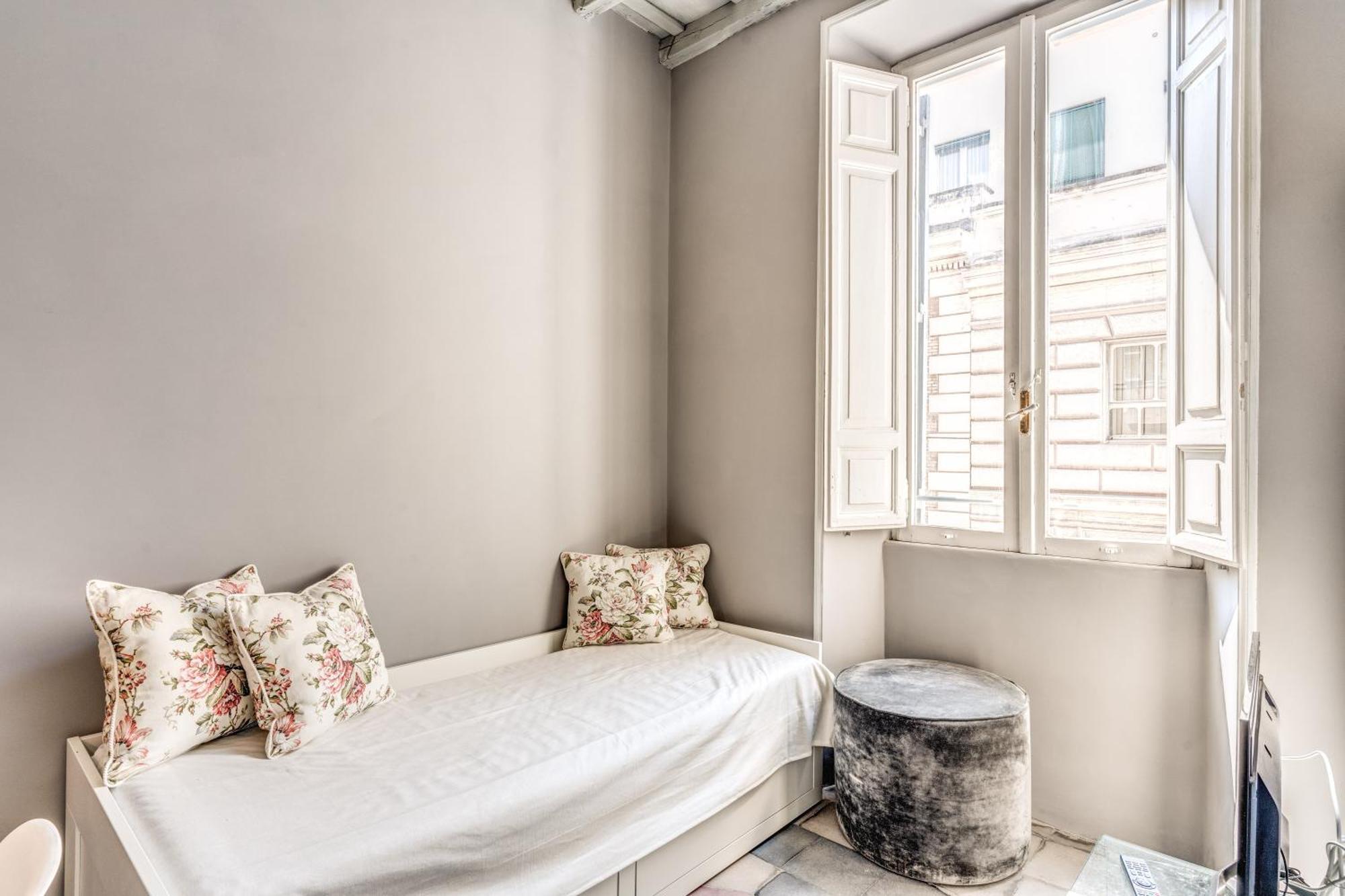 Stylish Flat Near Colosseum Apartment Rom